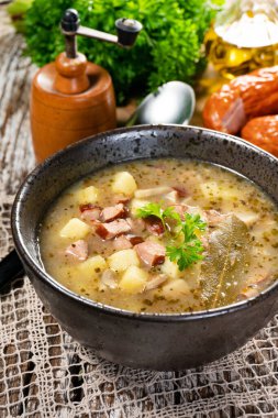 Patates ve sosisli ekşi çorba..