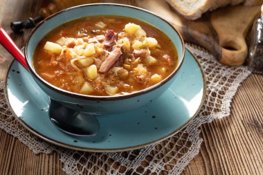 Ahşap masada geleneksel lahana çorbası..