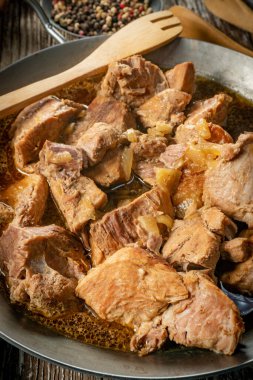 Tavada soğanlı domuz budu..