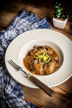 Dolması Lahana yaprakları kıyma ve mantar soslu pilav.