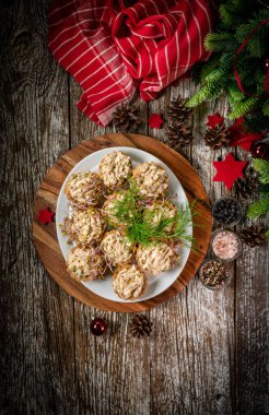 Tahta masaya ton balığı ezmesiyle doldurulmuş çörekler..