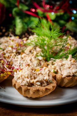 Tahta masaya ton balığı ezmesiyle doldurulmuş çörekler..