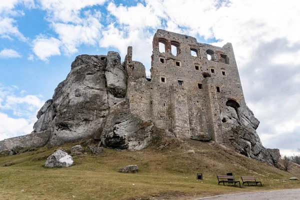 OGRODZIENIEC, POLAND - 27 Şubat 2022: Tarihi binayı ziyaret eden turistlerle birlikte Ogrodzieniec şatosunun kalıntıları.