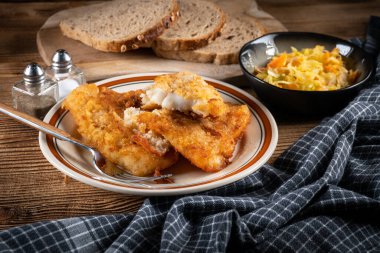 Lahana turşulu ve havuçlu kızarmış morina filetosu. Sığ alan derinliği. 