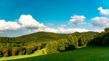 Bieszczady Dağları 'ndaki Zaman Hızı Görüntüsü. Bulutlar ve gölgeler hareket ediyor.