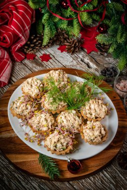 Tahta masaya ton balığı ezmesiyle doldurulmuş çörekler..
