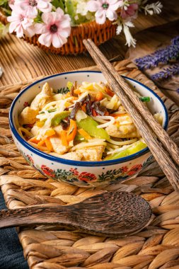 Tavuk ve sebzeli kızarmış erişte. Tavuk chow mein.