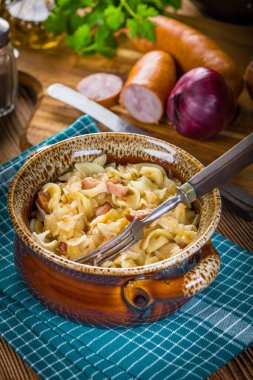 Lahana turşulu ve sosisli makarna. Seçici odak.