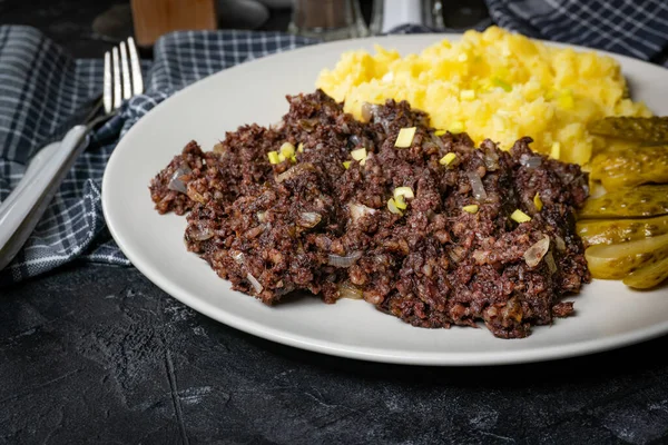 Kızarmış puding, patates püresi ve salatalık turşusu..