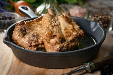 Demir bir tavada pişmiş pirzola..