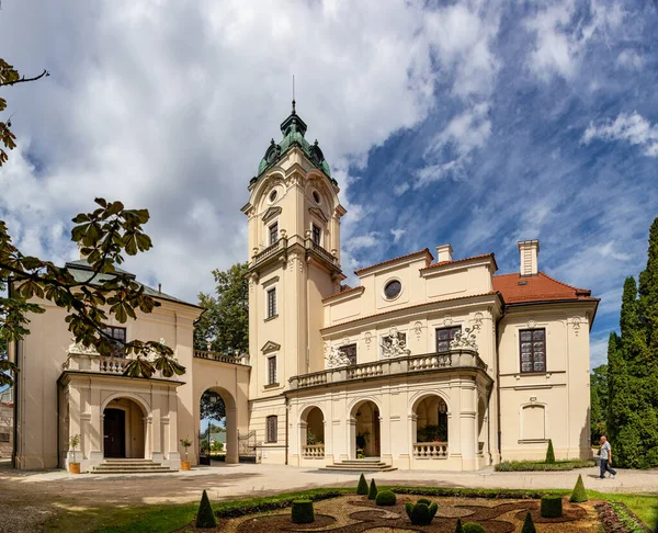 KOZLOWKA, POLAND - 26 Ağustos 2020: Rococo and neoklasik saray kompleksi Lublin yakınlarındaki Kozlowka, Polonya. 