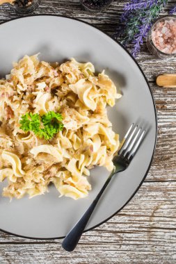 Lahana turşulu makarna ve pastırma. Seçici odak.