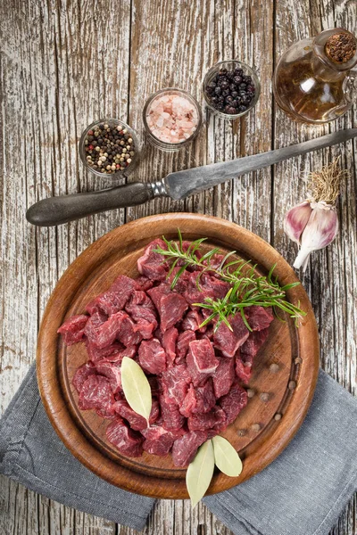 Guisado Carne Preparada Uma Tábua Corte Foco Seletivo — Fotografia de Stock