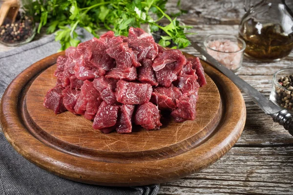 Guisado Carne Preparada Uma Tábua Corte Foco Seletivo — Fotografia de Stock