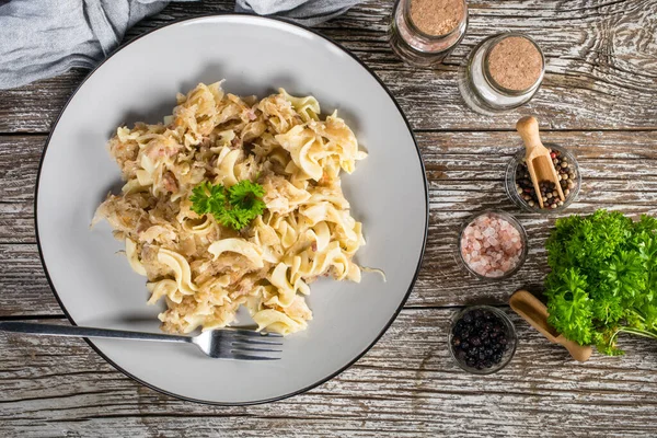 Lahana turşulu makarna ve pastırma. Seçici odak.