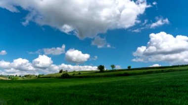 Mavi gökyüzü hareket ediyor. 4K Zaman Hızı.