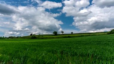 Mavi gökyüzü hareket ediyor. 4K Zaman Hızı.