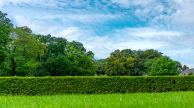 Mavi gökyüzünde akan bulutlar. Zaman aşımı 4K.