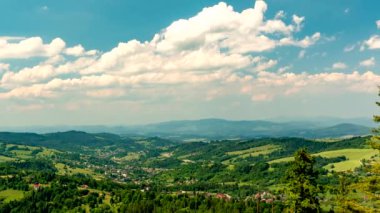 Zamanlaması: Güneşli bir günde Beskid Dağları manzarası.