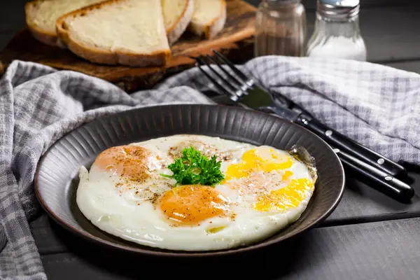 Gebakken Eieren Brood Voor Het Ontbijt Een Grijze Achtergrond — Stockfoto