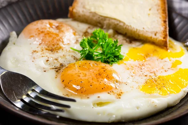 Gebakken Eieren Brood Voor Het Ontbijt Een Grijze Achtergrond — Stockfoto