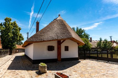 MEZOKOVESD, HUNGARY - 22 Haziran 2022: HADAS açık hava müzesi. Geleneksel matyo evi.