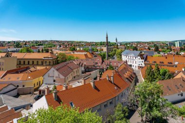 Eğer, Macaristan 'ın panoramik manzarası. Eski şehrin kırmızı çatıları.