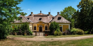 NOSZVAJ, HUNGARY - 22 Haziran 2022: De la Motte Konağı Barok stilinde inşa edildi.