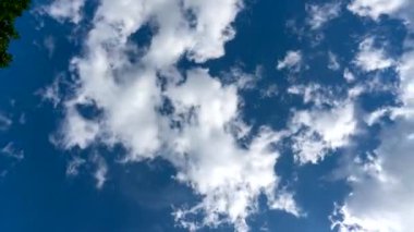 Mavi gökyüzü beyaz bulutlar. Yaz mavi gökyüzü zaman aşımı.