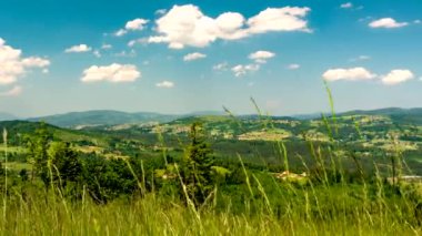 Zamanlaması: Güneşli bir günde Beskid Dağları manzarası.