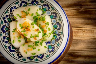 Tahta masaya kıymalı patates köftesi doldurulmuş..