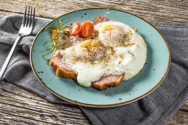 Tahta masada domuz jambonlu sahanda yumurta..