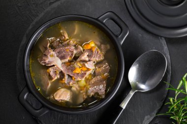 Soslu havuçla pişirilmiş tavuk bağırsağı. Sığ alan derinliği.