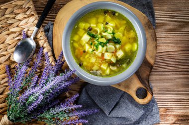 Sebzeli ve tavuklu Polonya arpa çorbası - krupnik.