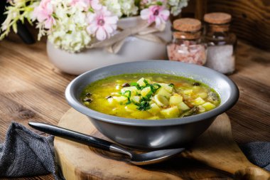 Sebzeli ve tavuklu Polonya arpa çorbası - krupnik.