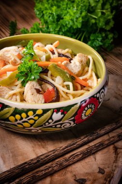 Tavuk ve sebzeli kızarmış erişte. Tavuk chow mein.