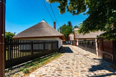 MEZOKOVESD, HUNGARY - 22 Haziran 2022: HADAS açık hava müzesi. Geleneksel matyo evi.