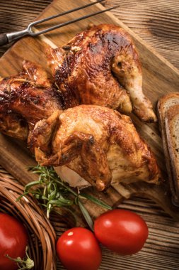 Ahşap Doğrama tahtası üzerinde kızarmış tavuk parçaları.
