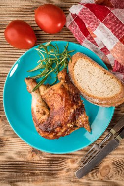 Mavi bir tabak kızarmış tavuk parçaları. Üstten görünüm.