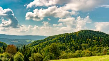 Bieszczady Dağları 'ndaki Zaman Hızı Görüntüsü. Bulutlar ve gölgeler hareket ediyor.