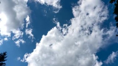 Mavi gökyüzü beyaz bulutlar. Yaz mavi gökyüzü zaman aşımı.