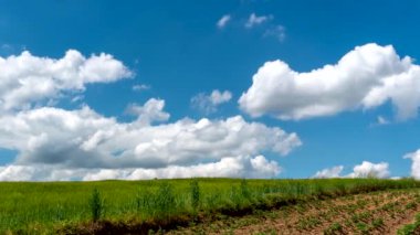 Mavi gökyüzü hareket ediyor. 4K Zaman Hızı.