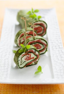 Ispanak ve füme somon roll