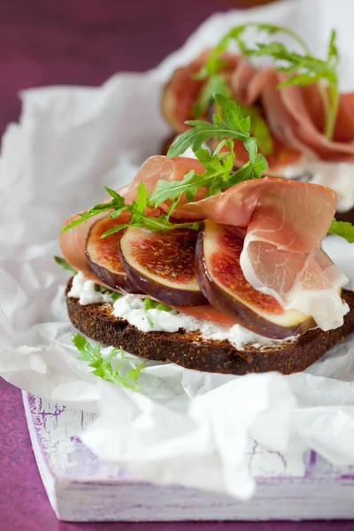 Sanduíche de presunto, figo e queijo — Fotografia de Stock
