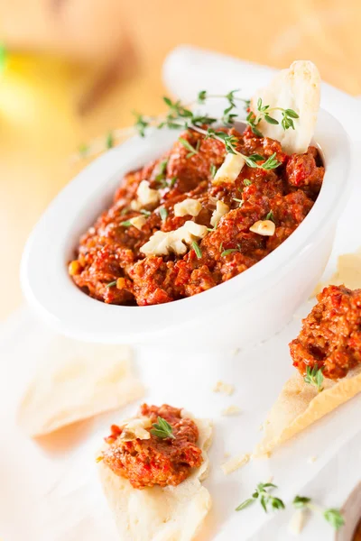 Paprika und Walnuss-Dip — Stockfoto