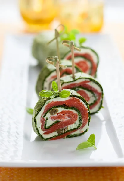 Rollo de espinacas y salmón ahumado — Foto de Stock