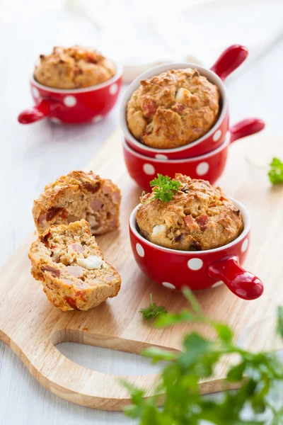 Prosciutto, formaggio e muffin al pomodoro — Foto Stock