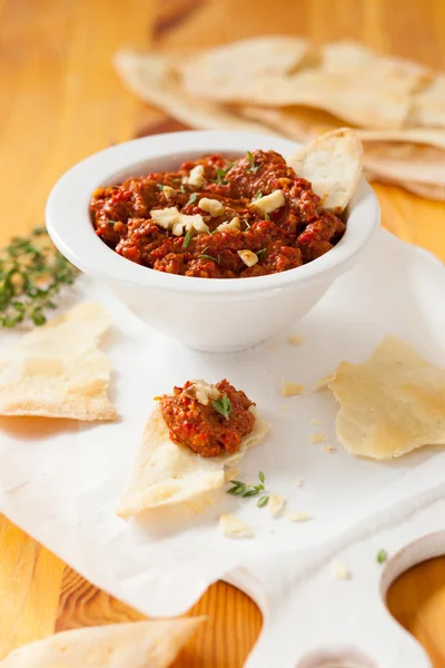 Pimenta vermelha e molho de noz — Fotografia de Stock