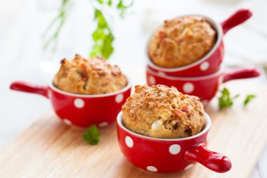 jambon, peynir ve domates muffins