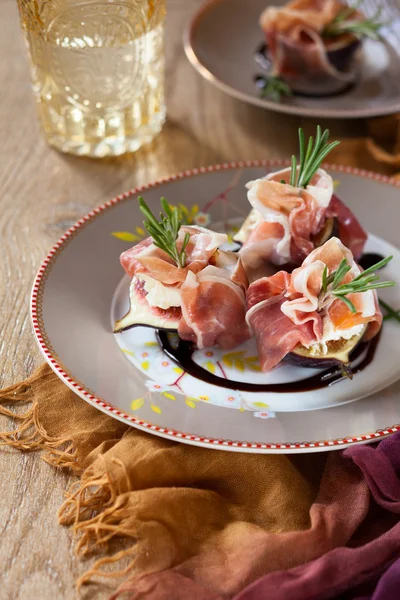 Higos con jamón, queso de cabra y Romero — Stockfoto